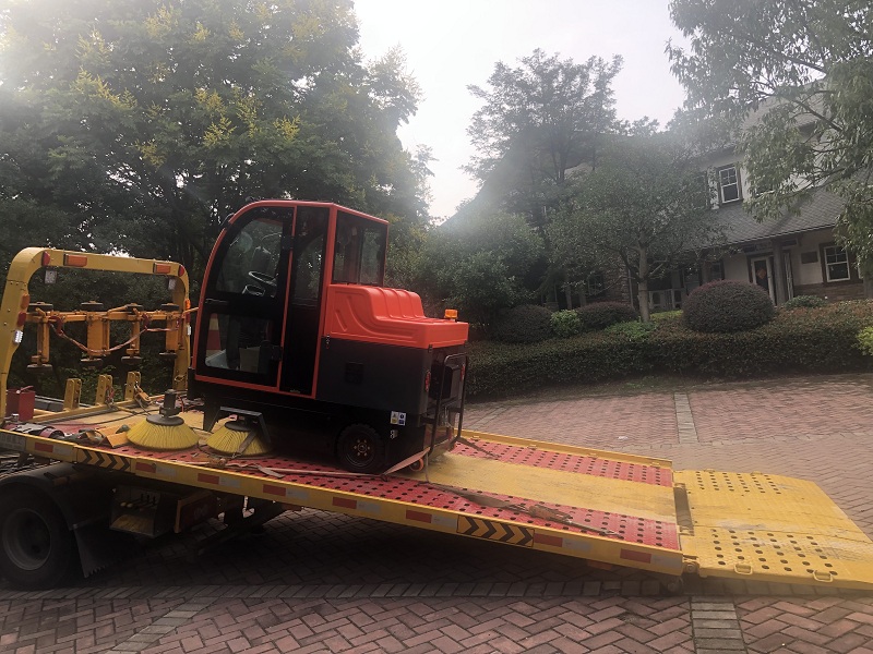 建設公司選全封閉掃地車GS8